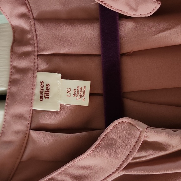 Womens l/s blouse,3 button front, button each sleeve w/ruffle. - Picture 2 of 6